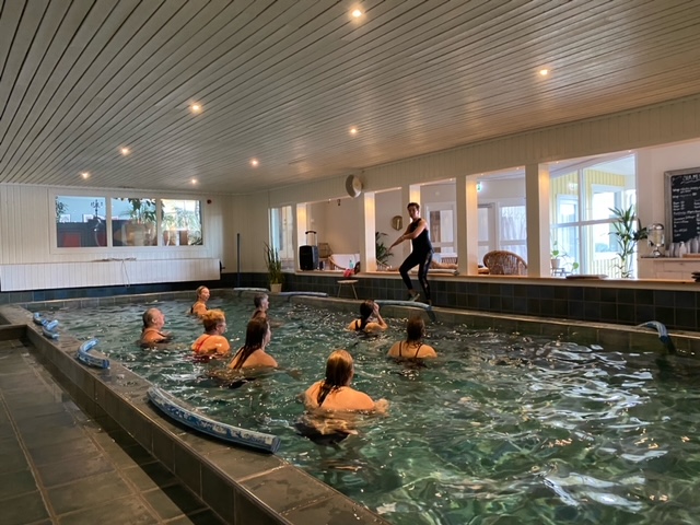 Aquaträning med instruktör i inomhuspoolen på Orbaden Spa
