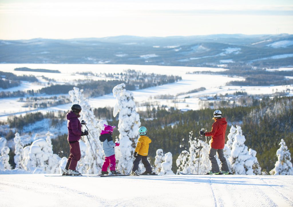 Familj på skidor i Järvsöbacken