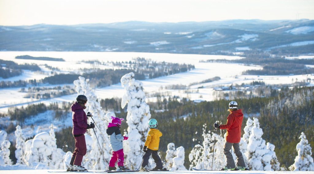 Familj på skidor i Järvsöbacken